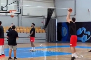 申京訓(xùn)練中連續(xù)命中14記三分 歐錦賽至今三分命中率37.5%