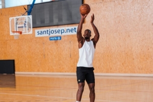 不打碼了！巴特勒西班牙度假打球上腳新一代簽名鞋