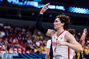 無(wú)處不在！奧斯曼上半場(chǎng)7中4得9分2板2助2斷 三分2中1