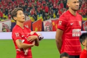 原來(lái)昨天韋世豪入場(chǎng)時(shí)抱的小小球童是他！