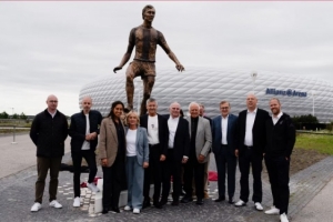 貝肯鮑爾雕像在安聯(lián)球場(chǎng)揭幕，與傳奇人物蓋德-穆勒雕像并列