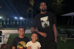 KD在火箭的老熟人！DJ-奧古斯汀曬倆兒子和杜蘭特合影：杜叔叔