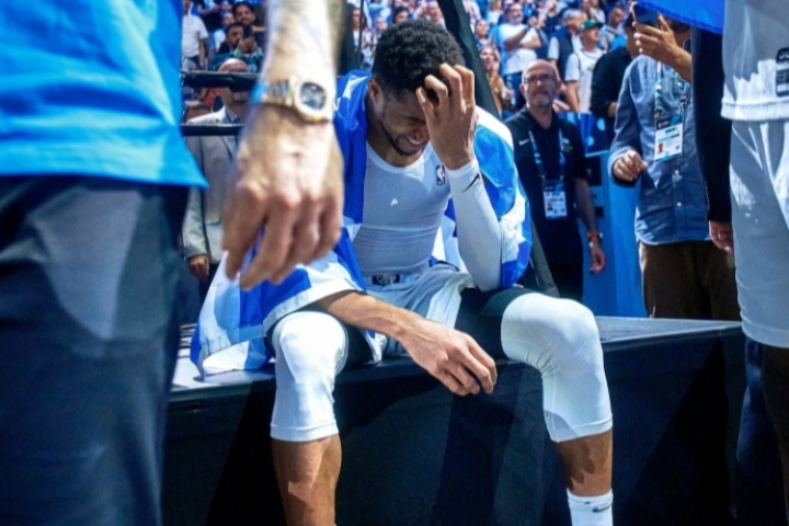 希臘神話！奪得季軍后字母哥身披國旗獨坐看臺 情緒激動強忍眼淚