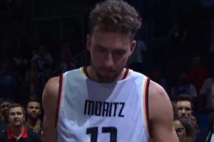 兄弟情深！小瓦賽后身穿哥哥大瓦的球衣參加了頒獎典禮！