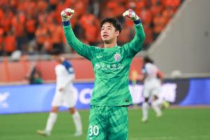 媒體人談申花門(mén)將：薛慶浩狀態(tài)低迷，讓鮑亞雄試試吧！