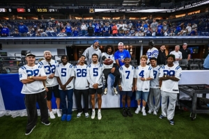 都是同城兄弟！哈利帶一眾隊友觀看同城NFL小馬隊比賽