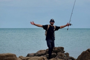 除了籃球啥都玩！西蒙斯曬近期動(dòng)態(tài)：出游+釣魚+玩橄欖球