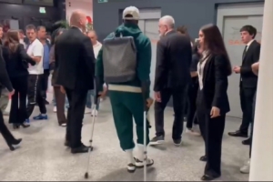 看上去傷情并不樂觀！邁尼昂被拍到在米蘭賽后拄拐離開