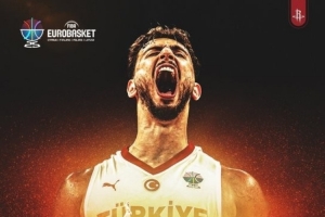 全村的驕傲！火箭官方發(fā)布海報(bào) 祝賀申京入選歐錦賽最佳陣容一陣