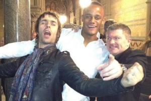 孔帕尼發(fā)文悼念曼城忠實(shí)球迷、拳王哈頓：安息吧，傳奇