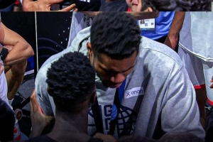 雙雙入選最佳陣容&皆拿獎牌！字母哥和施羅德擁抱致意