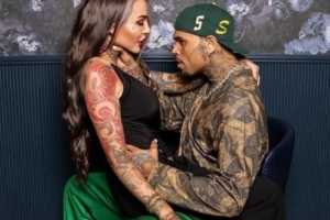 妻子：我能坐歌手克里斯-布朗腿上拍些熱辣照嗎？大將軍：沒問題