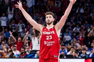 找回進攻狀態(tài)！申京上半場9中6獨砍15分1板1助3帽 第二節(jié)12分