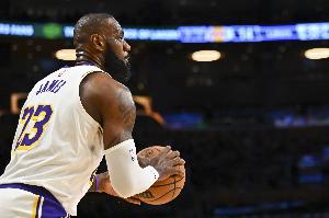 詹姆斯沒標(biāo)志性動作？查爾莫斯：他標(biāo)志性動作是三分線外突施冷箭