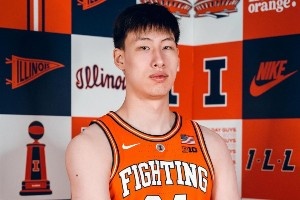 郇斯楠曬伊利諾伊大學(xué)訪校定妝照：很開心能帶上國(guó)旗拍照