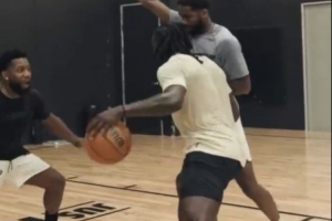 朱哥干貨教學(xué)！霍勒迪教你如何擠開(kāi)投籃空間 命中跳投