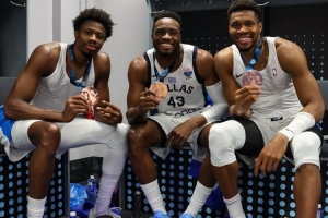 字母曬三兄弟戴獎(jiǎng)牌合照！大加祝賀：為國(guó)爭(zhēng)光 恭喜你的家人