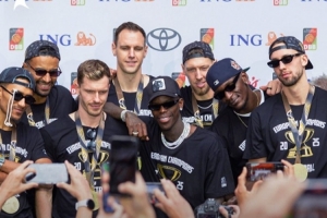 德國(guó)男籃回到法蘭克福 受到超過(guò)1000名球迷熱烈歡迎