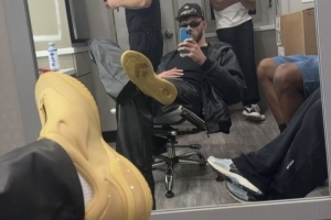 支持球隊(duì)大哥！霍姆格倫對(duì)鏡自拍曬亞歷山大簽名鞋！