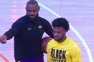 父子同臺(tái)的好處！詹姆斯變身妻子傳話筒：布朗尼 你媽喊你咧！