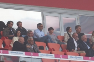 圖片報(bào)：拜仁5-0大勝漢堡時(shí)，埃貝爾父親坐在他和赫內(nèi)斯的后一排