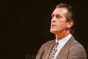 如何描述萊利？查爾莫斯：黑社會老大 就像《教父》