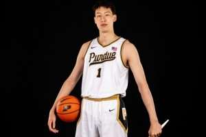 要被瘋搶了！媒體人：晚上快12點(diǎn) 普度大學(xué)教練組依然在等郇斯楠