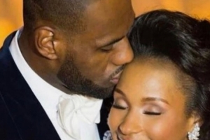 詹姆斯母親曬照：祝我的兒子兒媳結婚紀念日快樂 我為你們祈福