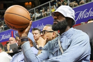 詹姆斯退役后可以去高中當(dāng)教練？夸梅：這可以有 他年輕也夠活潑