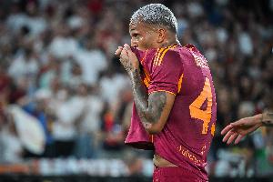 記者：羅馬邊衛(wèi)新援韋斯利因腸胃問題缺席今日訓練