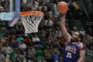 昨晚厄特爾連線卡爾頓完成一記精彩的單手暴扣 瞬間點燃全場！