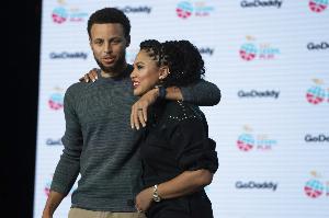 媒體人怒批阿耶莎 庫里下場罵人：你是小丑里最垃圾的！