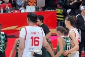 打卡雙塔！尤文圖特女籃賽后找到韓旭和張子宇進(jìn)行合影
