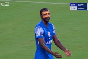 蓉城門前一片混亂！申花開角球形成三維彈球，阿蘇埃最后一擊踢偏