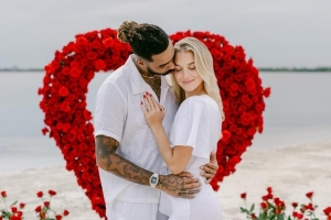 浪漫沙灘見證！拉塞爾向女友求婚成功！