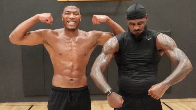 積極備戰(zhàn)新賽季！訓(xùn)練師曬詹姆斯與八村塁訓(xùn)練照 兩人大秀肌肉