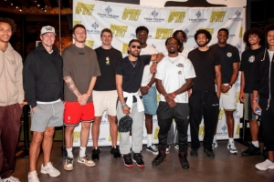 籃球場外繼續(xù)配合！老鷹隊友參加特雷-楊基金會匹克球活動