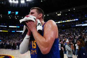 名記：即使經(jīng)歷了上賽季的各種動蕩 沒任何跡象顯示約基奇想離開