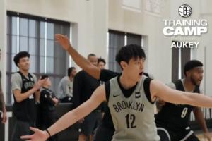 加油沖~籃網(wǎng)曬球隊訓(xùn)練營片段 曾凡博出鏡努力防守