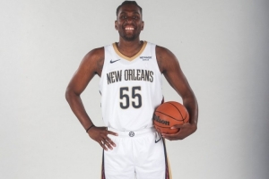 2年1600萬(wàn)合同！鵜鶘官方曬中鋒盧尼定妝照