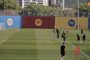 巴薩對陣奧維耶多賽前最后一練，萊萬帥氣凌空側(cè)鉤破門