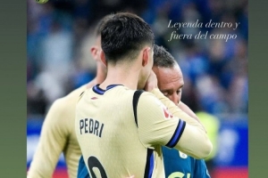 前輩的認(rèn)可！卡索拉曬與佩德里合照：讓我們繼續(xù)享受你的足球??