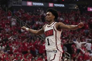 美記：阿門的風(fēng)格不適合一直打控衛(wèi) 這樣也會(huì)削弱他的其他表現(xiàn)