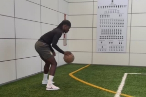 ??羅德里戈曬卡馬文加打籃球視頻，嫻熟胯下運(yùn)球+遠(yuǎn)投命中