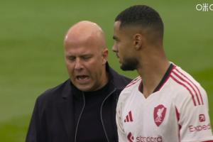 內(nèi)切男來了！加克波下半場替換布拉德利，索博打右后衛(wèi)