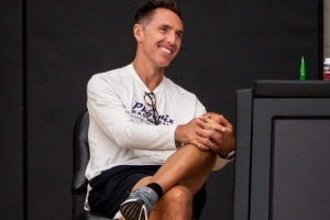 高級顧問來了！太陽曬納什照片：兩屆MVP得主現(xiàn)身球隊訓(xùn)練營