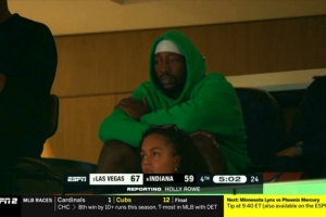 來為阿賈加油？阿德巴約現(xiàn)場觀戰(zhàn)WNBA 一身綠色帽衫很顯眼