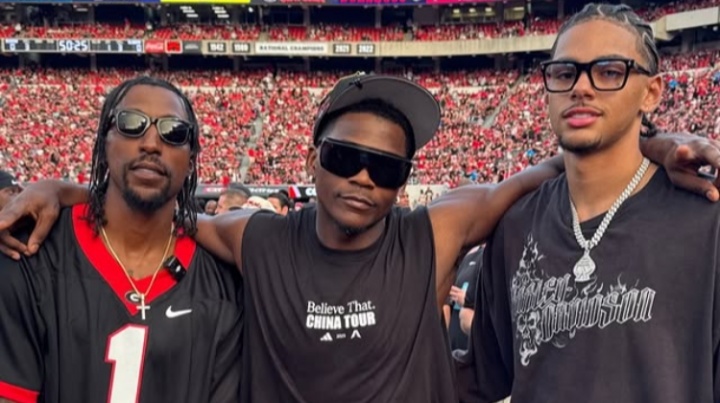 華子重返母?？辞?還不忘穿“China Tour”特制T恤