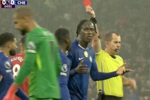 太倒霉了??查洛巴為隊(duì)友補(bǔ)鍋染紅，上輪桑切斯染紅后死亡凝視