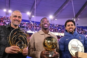 巴黎曬恩里克、登貝萊、馬爾基尼奧斯+三獎項合影：集體的力量